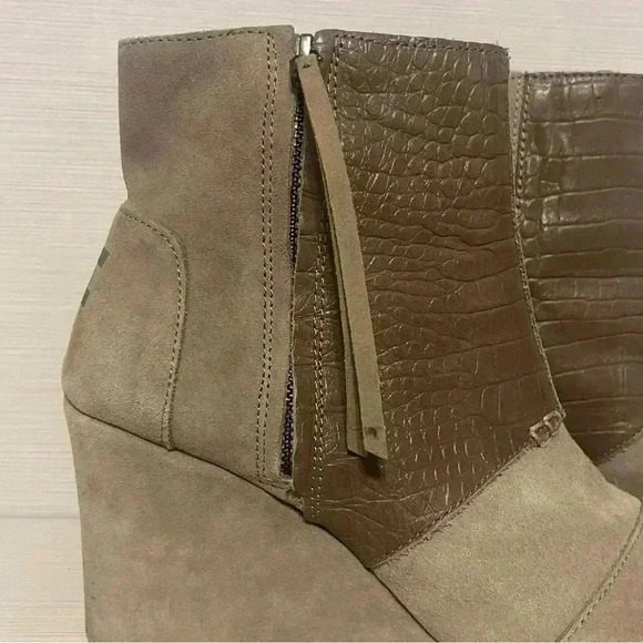 Tan crocodile patterned Toms suede boots - Picture 6 of 12
